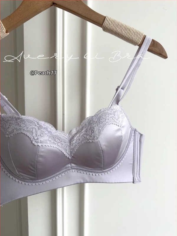 Nailona krūštura komplekts; demi kauss; krūšu forma: augšējā daļa plāna, apakšdaļa platāka; fiksēti divi plecu siksnas; muguras aizdare ar trim rindām aizdaru; elpojošs, savāc, paceļ