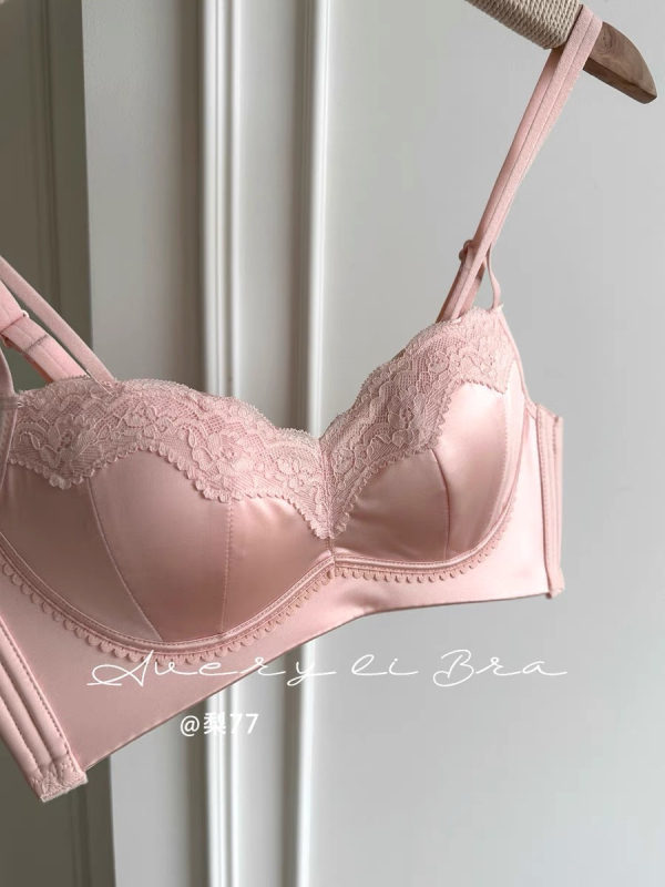 Nailona krūštura komplekts; demi kauss; krūšu forma: augšējā daļa plāna, apakšdaļa platāka; fiksēti divi plecu siksnas; muguras aizdare ar trim rindām aizdaru; elpojošs, savāc, paceļ