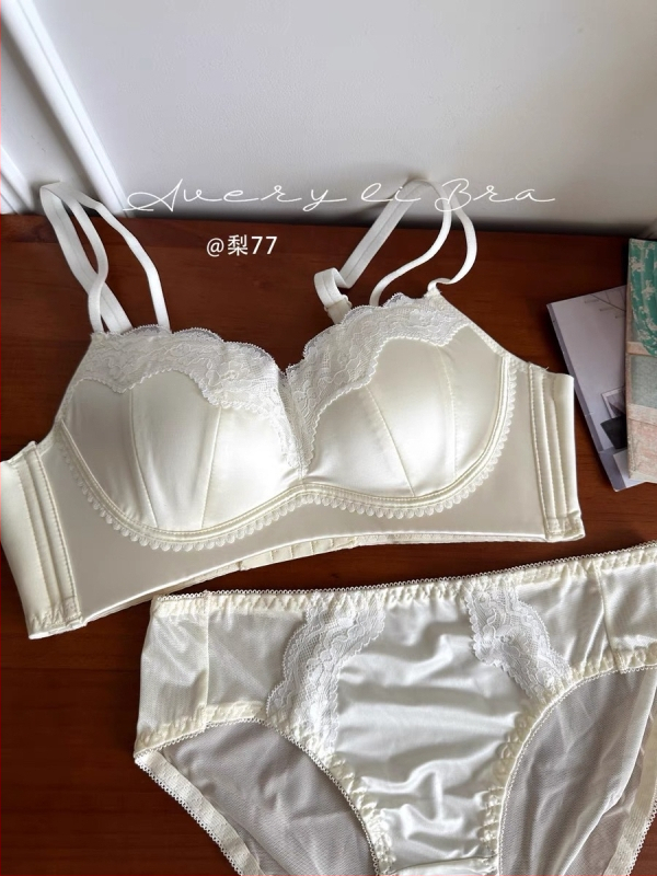 Nailona krūštura komplekts; demi kauss; krūšu forma: augšējā daļa plāna, apakšdaļa platāka; fiksēti divi plecu siksnas; muguras aizdare ar trim rindām aizdaru; elpojošs, savāc, paceļ