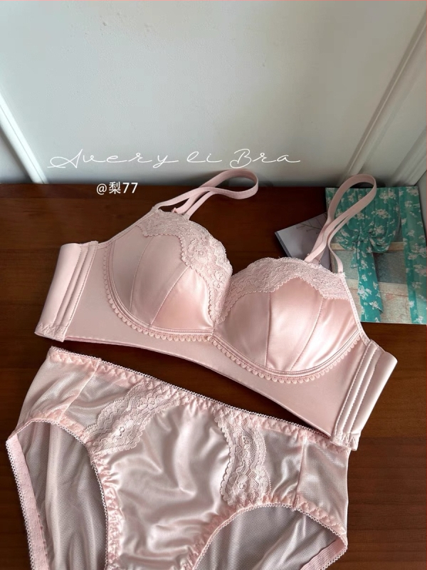 Nailona krūštura komplekts; demi kauss; krūšu forma: augšējā daļa plāna, apakšdaļa platāka; fiksēti divi plecu siksnas; muguras aizdare ar trim rindām aizdaru; elpojošs, savāc, paceļ