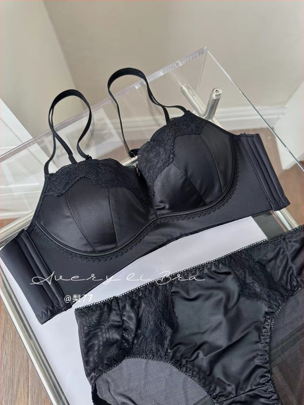 Nailona krūštura komplekts; demi kauss; krūšu forma: augšējā daļa plāna, apakšdaļa platāka; fiksēti divi plecu siksnas; muguras aizdare ar trim rindām aizdaru; elpojošs, savāc, paceļ