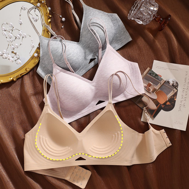 Bezvadu krūšturis ar 3/4 kausiem, plānas veidotas kupas, fiksētas siksnas, elpojošs neilona audums, mugurējais aizdare ar četru rindu aizdarēm