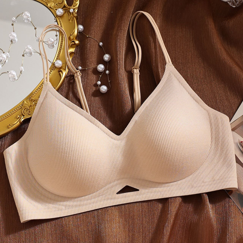 Bezvadu krūšturis ar 3/4 kausiem, plānas veidotas kupas, fiksētas siksnas, elpojošs neilona audums, mugurējais aizdare ar četru rindu aizdarēm