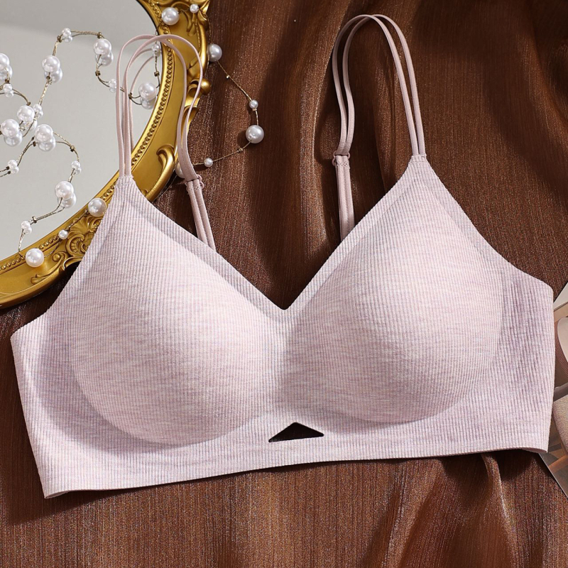 Bezvadu krūšturis ar 3/4 kausiem, plānas veidotas kupas, fiksētas siksnas, elpojošs neilona audums, mugurējais aizdare ar četru rindu aizdarēm