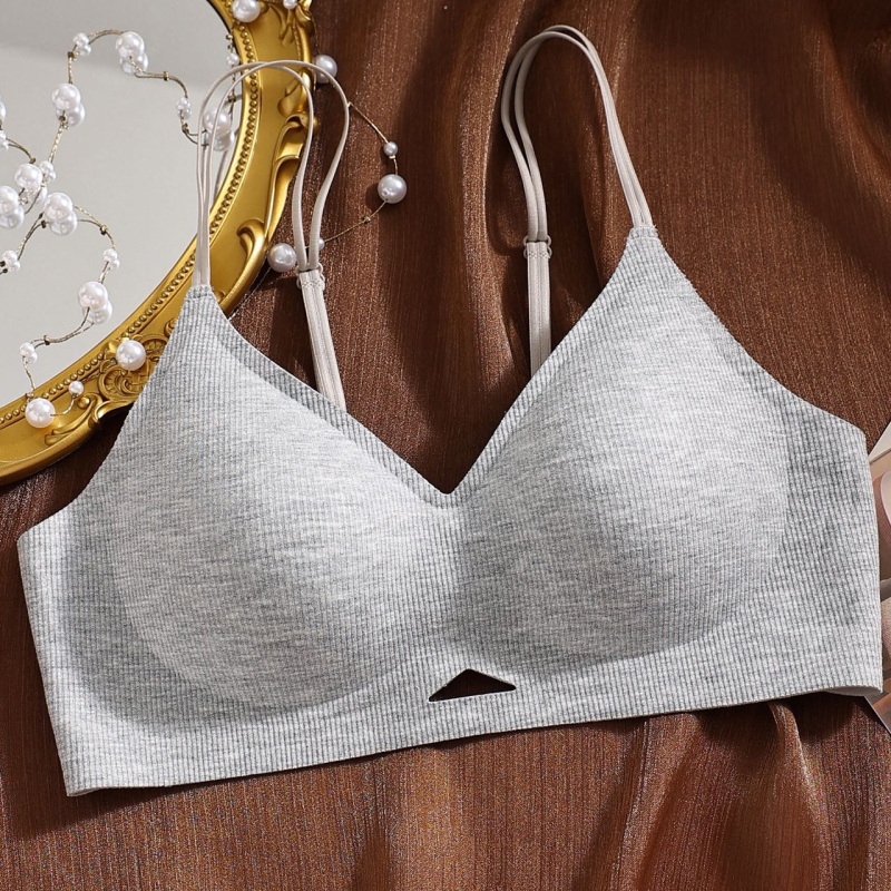 Bezvadu krūšturis ar 3/4 kausiem, plānas veidotas kupas, fiksētas siksnas, elpojošs neilona audums, mugurējais aizdare ar četru rindu aizdarēm