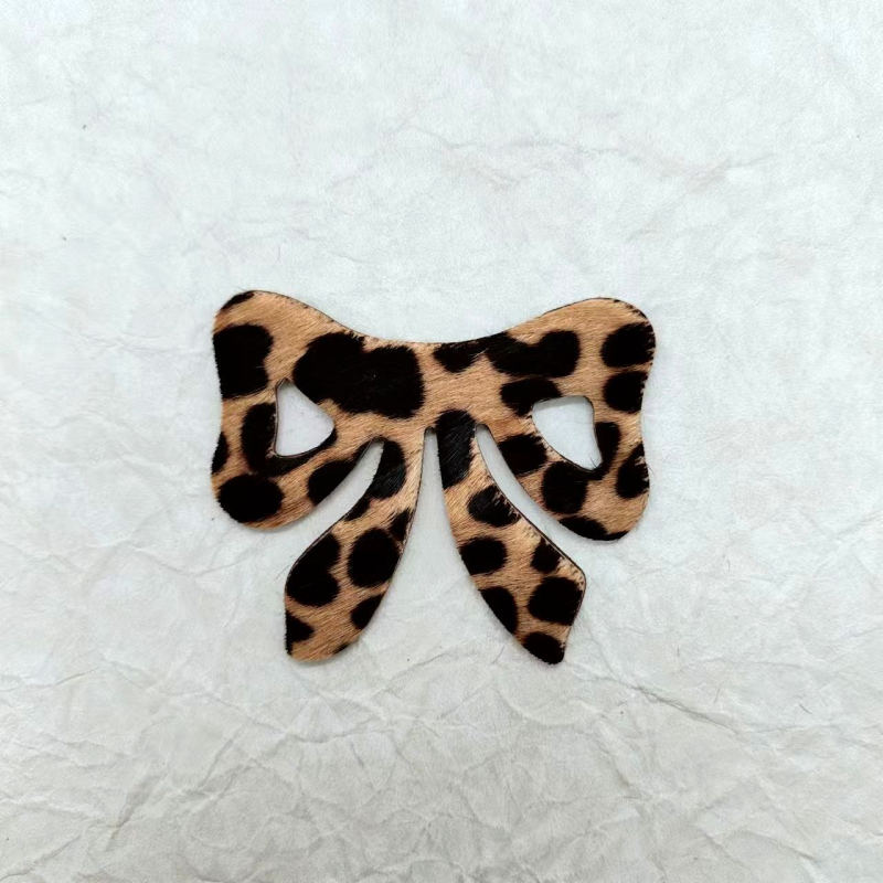 Dječja kopča za kosu s velikom mašnicom, leopard uzorak od konjske dlake i kože (Ručna izrada; Podrijetlo: Qingdao; Ljeto 2024; Materijal: Cortex)