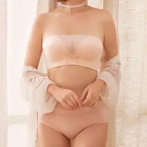 Bezšuvju krūšturis bez plecu siksnām ar push-up efektu, 3/4 kauss, formēti kausi (augšējie plāni / apakšējie biezi), aizmugurē trīs rindu āķi