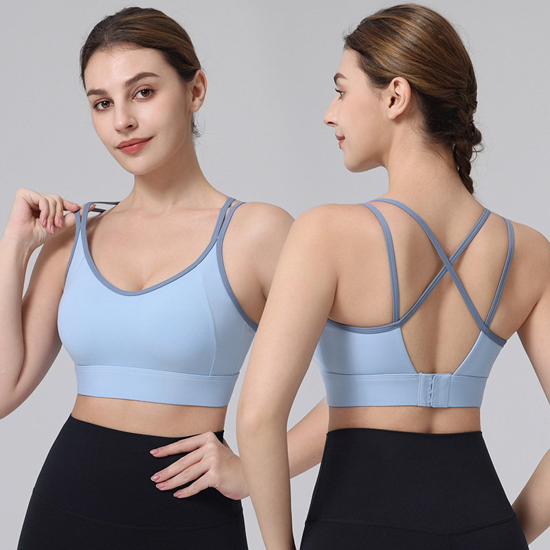 Sporta krūšturis ar fiksētām dubultām plecu siksnām, pilns kauss, vidēja kausa forma, neilona materiāls, ātri žūst un elpo, aizmugurējais aizdare ar trim rindām sprādžu