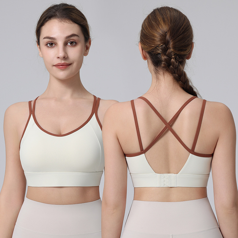 Sporta krūšturis ar fiksētām dubultām plecu siksnām, pilns kauss, vidēja kausa forma, neilona materiāls, ātri žūst un elpo, aizmugurējais aizdare ar trim rindām sprādžu