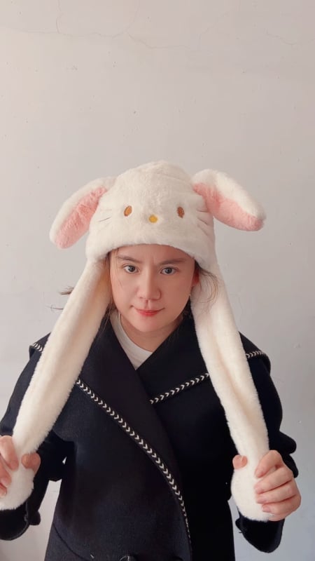 Liela malas cepure ar platām malām un atvērtu kroni; Ziemas izdevums 2023; neilona velūrs ar sniegpārslām; izšūšana, jacquard, tie-dye