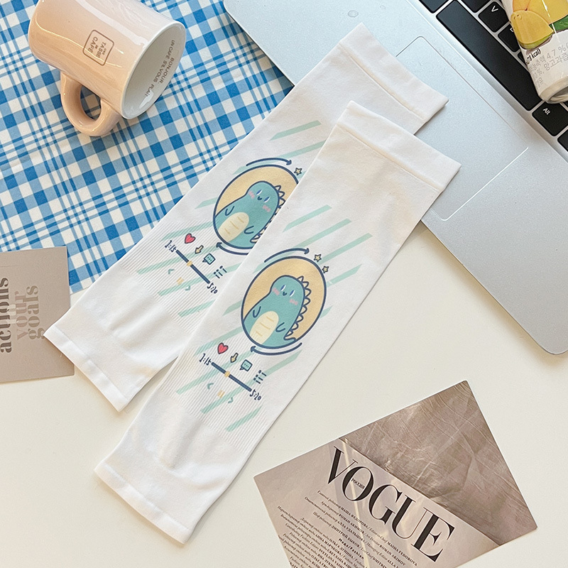 Gyerekeknek szóló UV-védő karvédő, monokróm jacquard mintázat, anyag: textil, 8–13 éveseknek