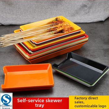 Műanyag nyársak megjelenítő tálca étteremhez, szabálytalan alak, egyszínű, 14–14,9 cm átmérőjű, mikrohullámú sütőben használható