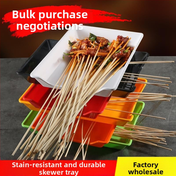 Műanyag nyársak megjelenítő tálca étteremhez, szabálytalan alak, egyszínű, 14–14,9 cm átmérőjű, mikrohullámú sütőben használható