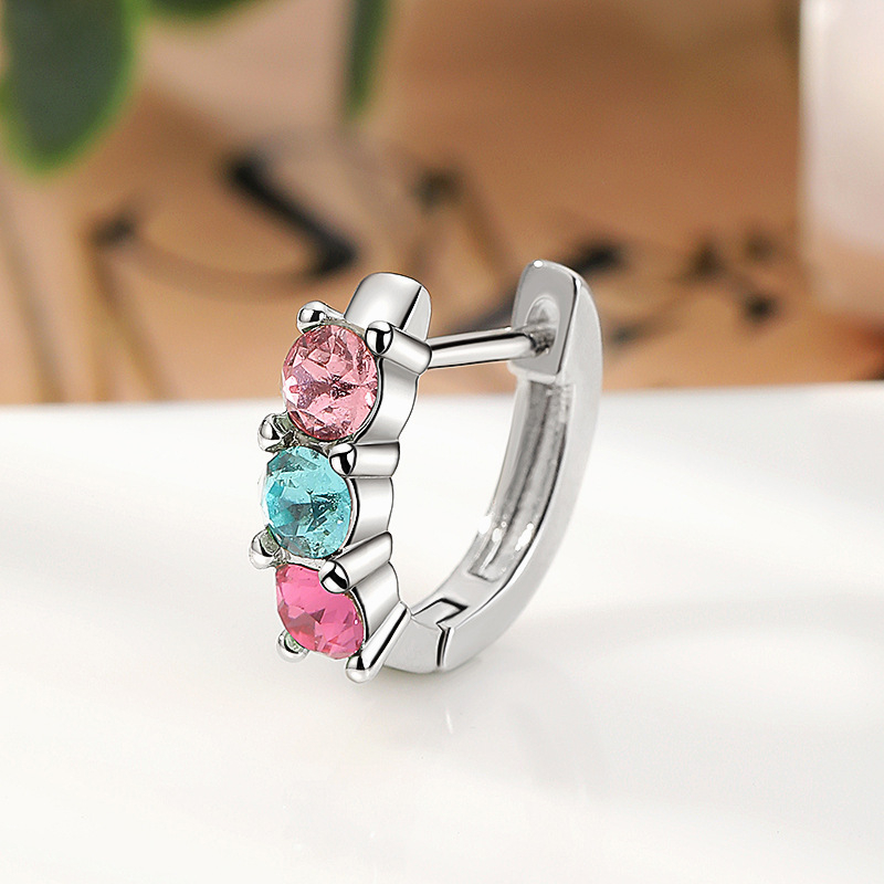 Auskari no titāna tērauda ar ģeometrisku formu un mikro diamantu ieklājumā, sievietēm