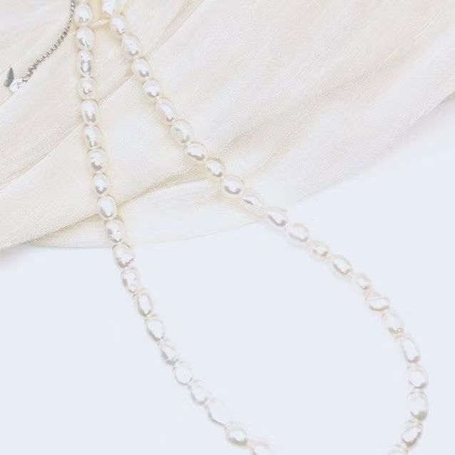 Kaklo juosta su natūraliais gėlo vandens perlų, baroko forma, lydinio užsegimas