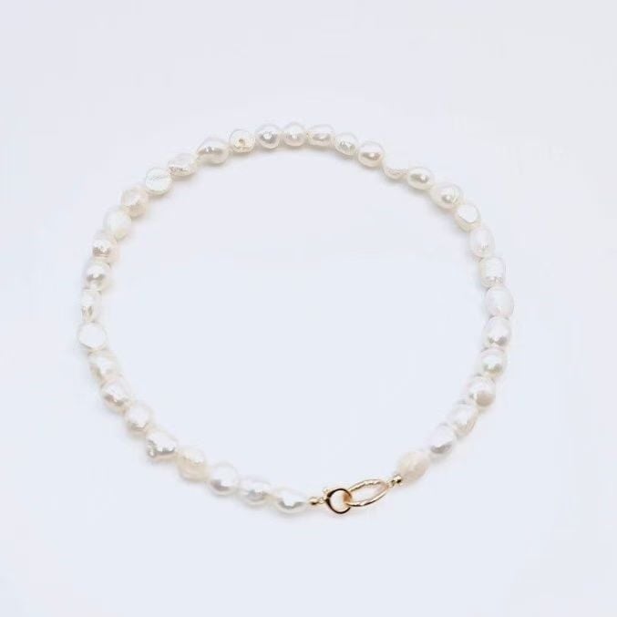 Kaklo juosta su natūraliais gėlo vandens perlų, baroko forma, lydinio užsegimas