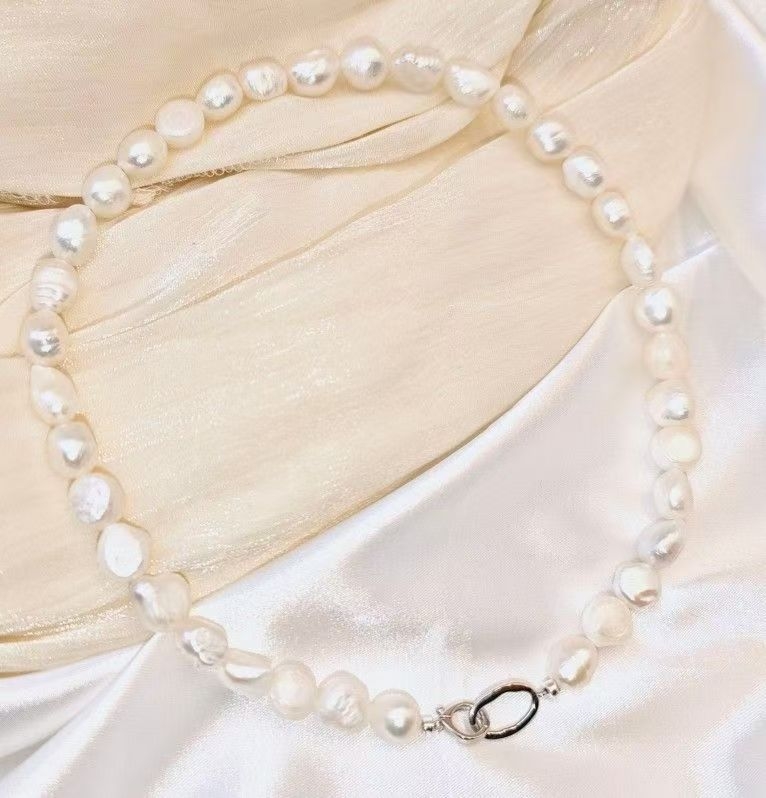 Kaklo juosta su natūraliais gėlo vandens perlų, baroko forma, lydinio užsegimas