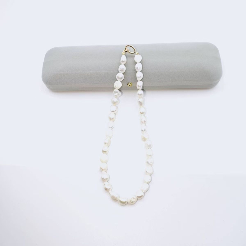 Kaklo juosta su natūraliais gėlo vandens perlų, baroko forma, lydinio užsegimas