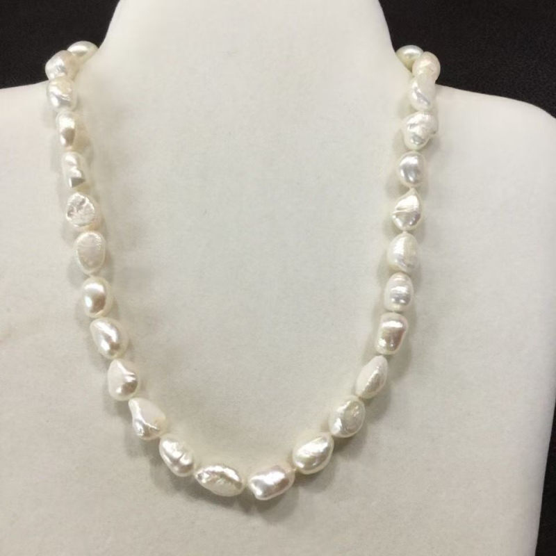 Kaklo juosta su natūraliais gėlo vandens perlų, baroko forma, lydinio užsegimas