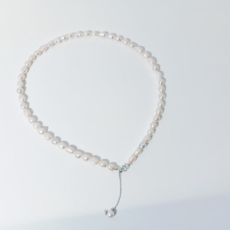 Kaklo juosta su natūraliais gėlo vandens perlų, baroko forma, lydinio užsegimas