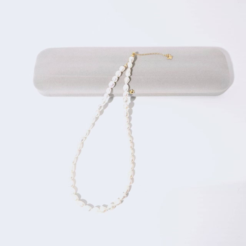 Kaklo juosta su natūraliais gėlo vandens perlų, baroko forma, lydinio užsegimas