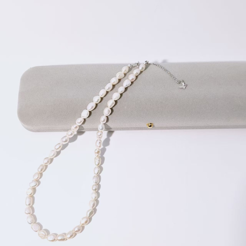 Kaklo juosta su natūraliais gėlo vandens perlų, baroko forma, lydinio užsegimas