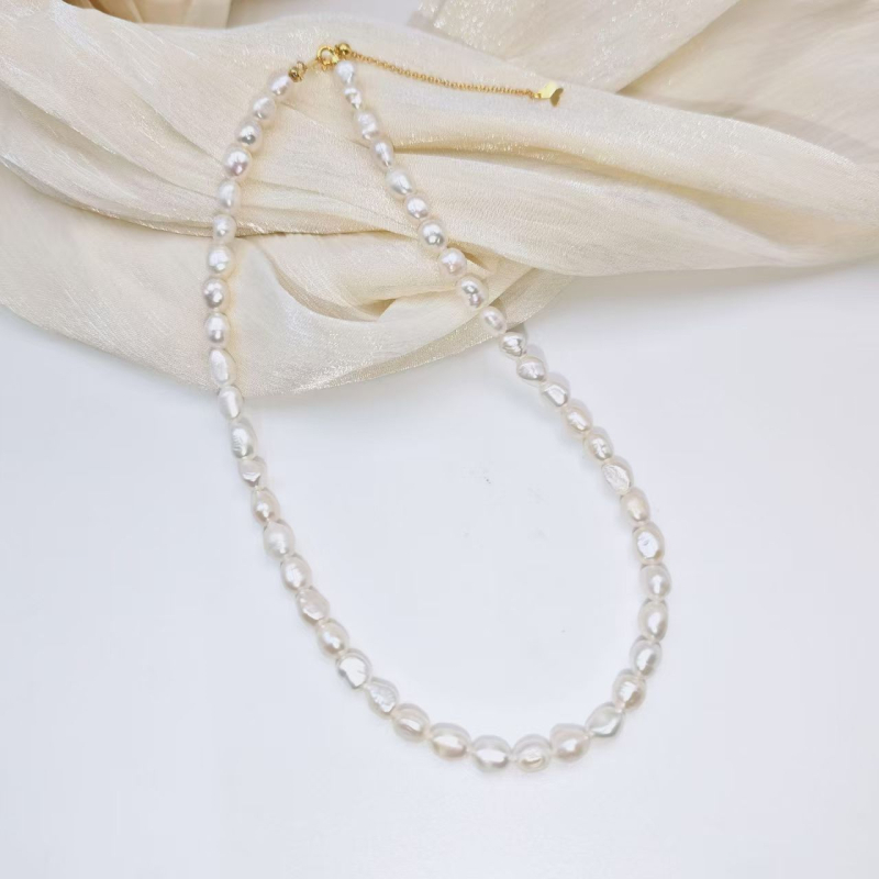 Kaklo juosta su natūraliais gėlo vandens perlų, baroko forma, lydinio užsegimas