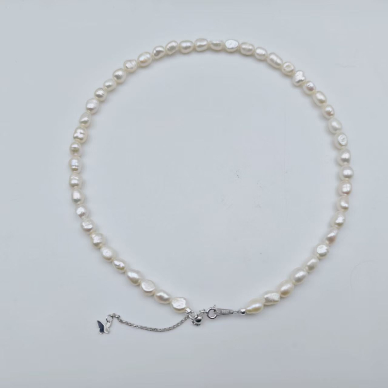 Kaklo juosta su natūraliais gėlo vandens perlų, baroko forma, lydinio užsegimas