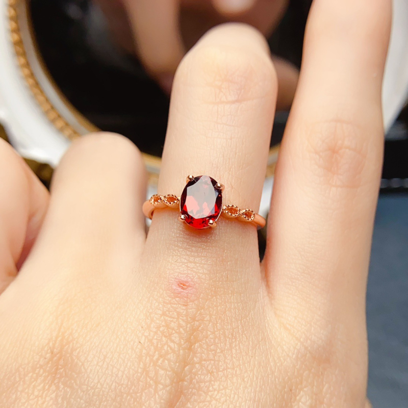 Prsten s prirodnim magnezij-aluminij granatom u srebru 925 – ručna izrada, ženski modni nakit, Caibao serija