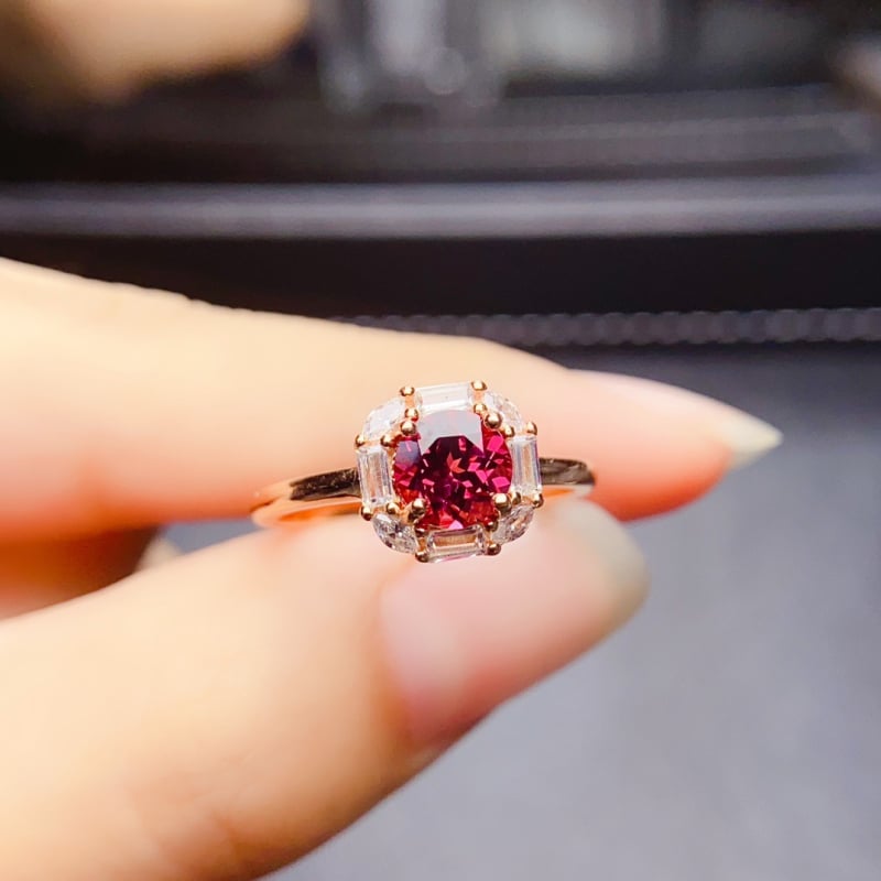 Prsten s prirodnim magnezij-aluminij granatom u srebru 925 – ručna izrada, ženski modni nakit, Caibao serija