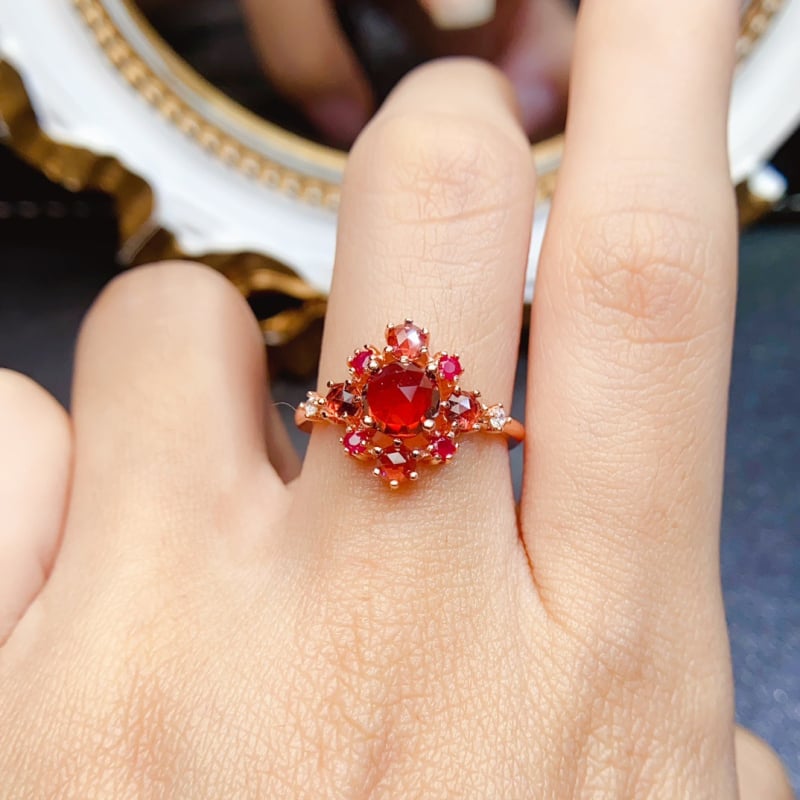 Prsten s prirodnim magnezij-aluminij granatom u srebru 925 – ručna izrada, ženski modni nakit, Caibao serija