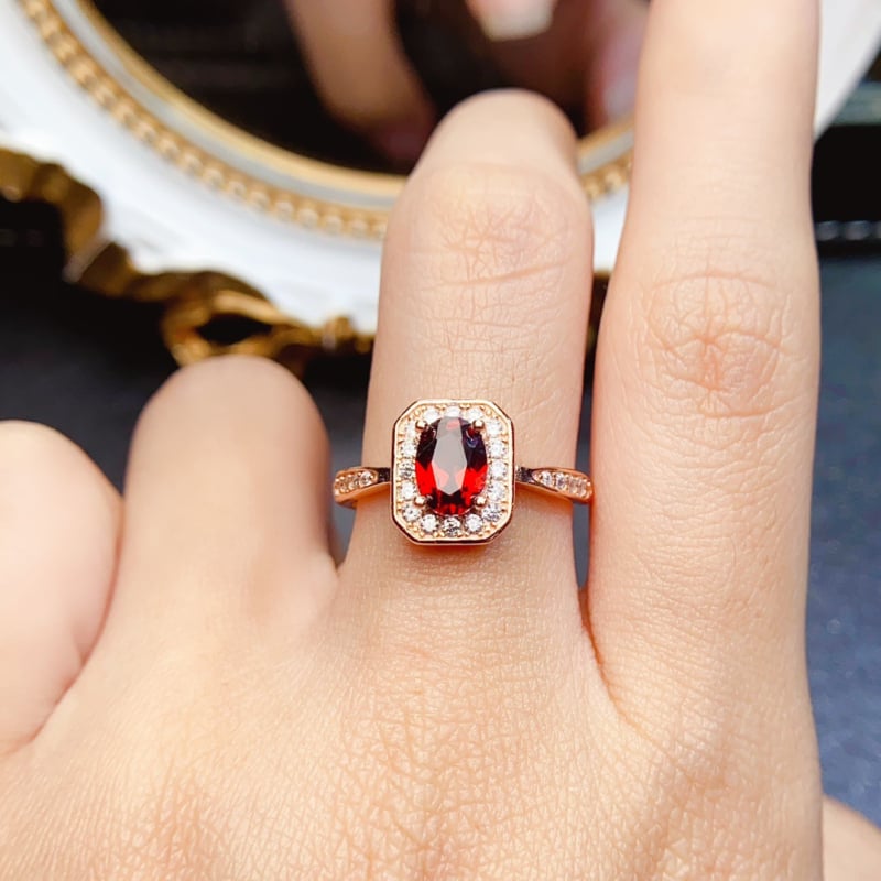 Prsten s prirodnim magnezij-aluminij granatom u srebru 925 – ručna izrada, ženski modni nakit, Caibao serija