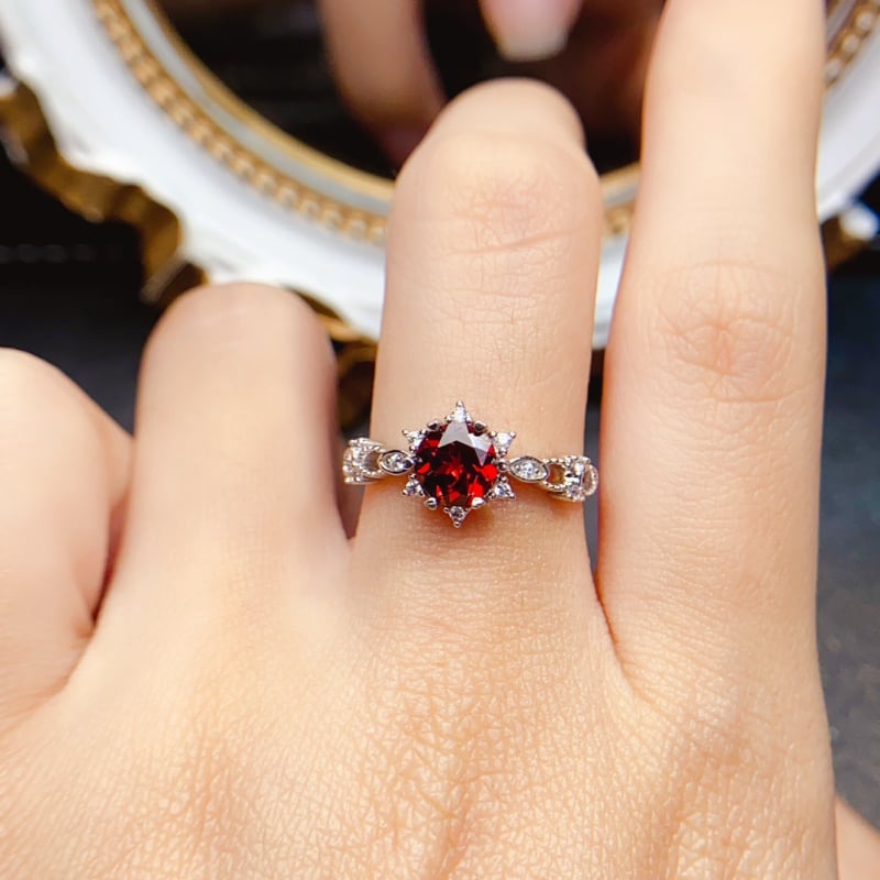 Prsten s prirodnim magnezij-aluminij granatom u srebru 925 – ručna izrada, ženski modni nakit, Caibao serija