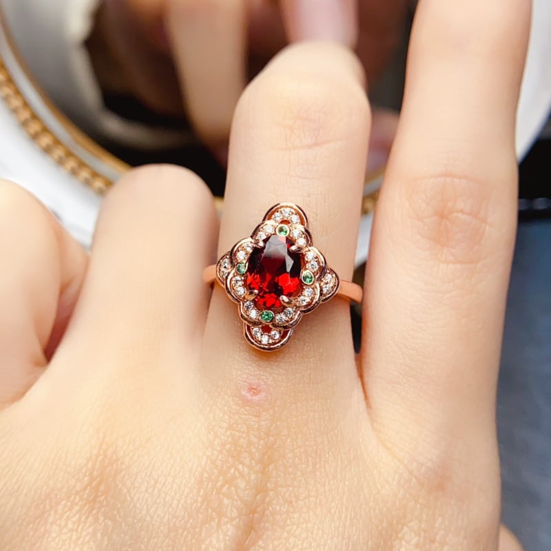 Prsten s prirodnim magnezij-aluminij granatom u srebru 925 – ručna izrada, ženski modni nakit, Caibao serija