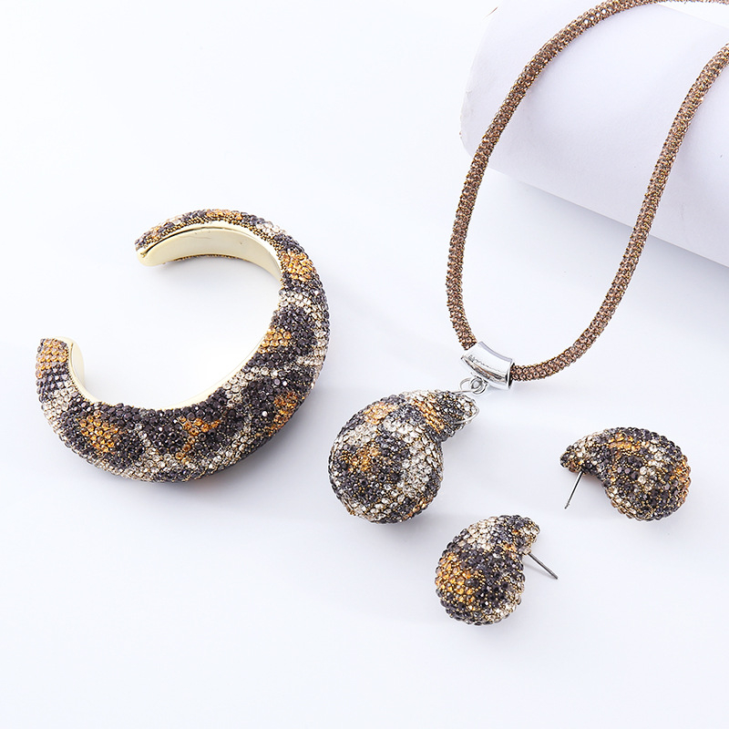 Set nakita: naušnice, ogrlica i narukvica; Materijal: Ccb + stakleni rhinestones; Obrada: elektroplating; Lanac: standardni lanac; Privjesak: rhinestone