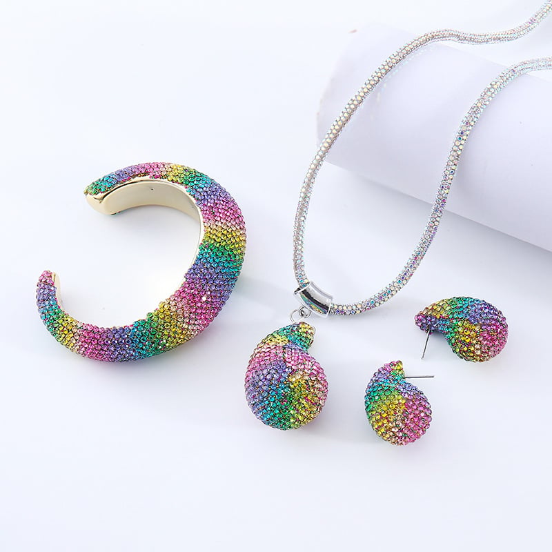 Set nakita: naušnice, ogrlica i narukvica; Materijal: Ccb + stakleni rhinestones; Obrada: elektroplating; Lanac: standardni lanac; Privjesak: rhinestone