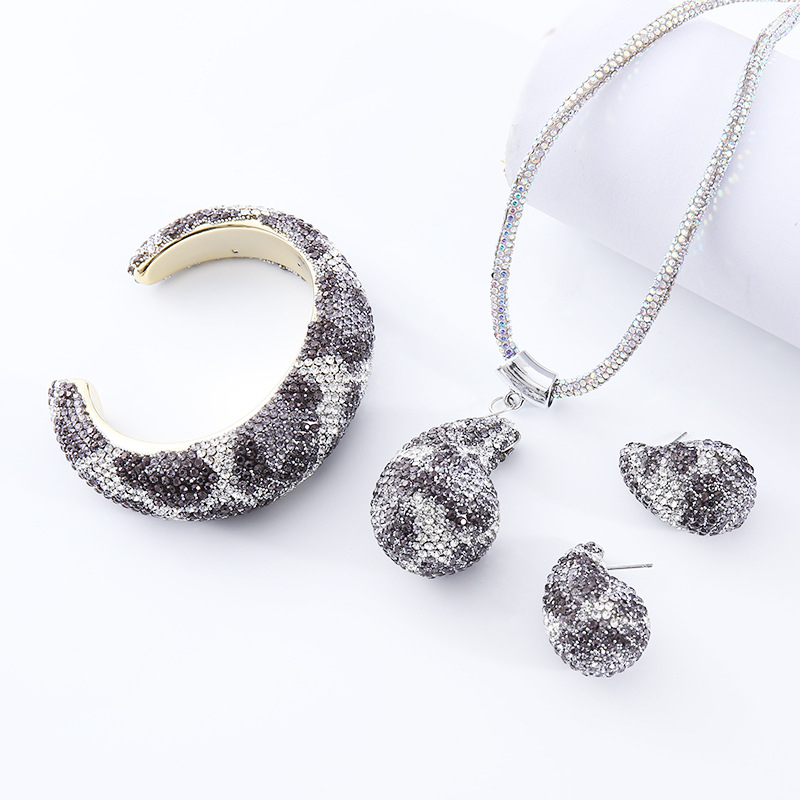 Set nakita: naušnice, ogrlica i narukvica; Materijal: Ccb + stakleni rhinestones; Obrada: elektroplating; Lanac: standardni lanac; Privjesak: rhinestone