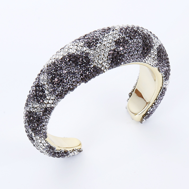Set nakita: naušnice, ogrlica i narukvica; Materijal: Ccb + stakleni rhinestones; Obrada: elektroplating; Lanac: standardni lanac; Privjesak: rhinestone