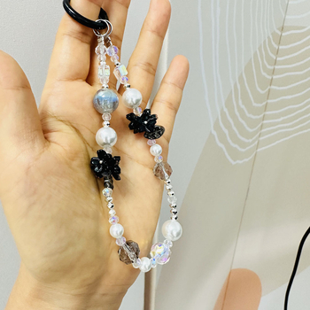 Atslēgu piekariņš un somas dekors ar pērlītēm, oriģinālais dizains, rokdarbi, modelis 71601, ziedu raksts, materiāls plastmasa/resīns