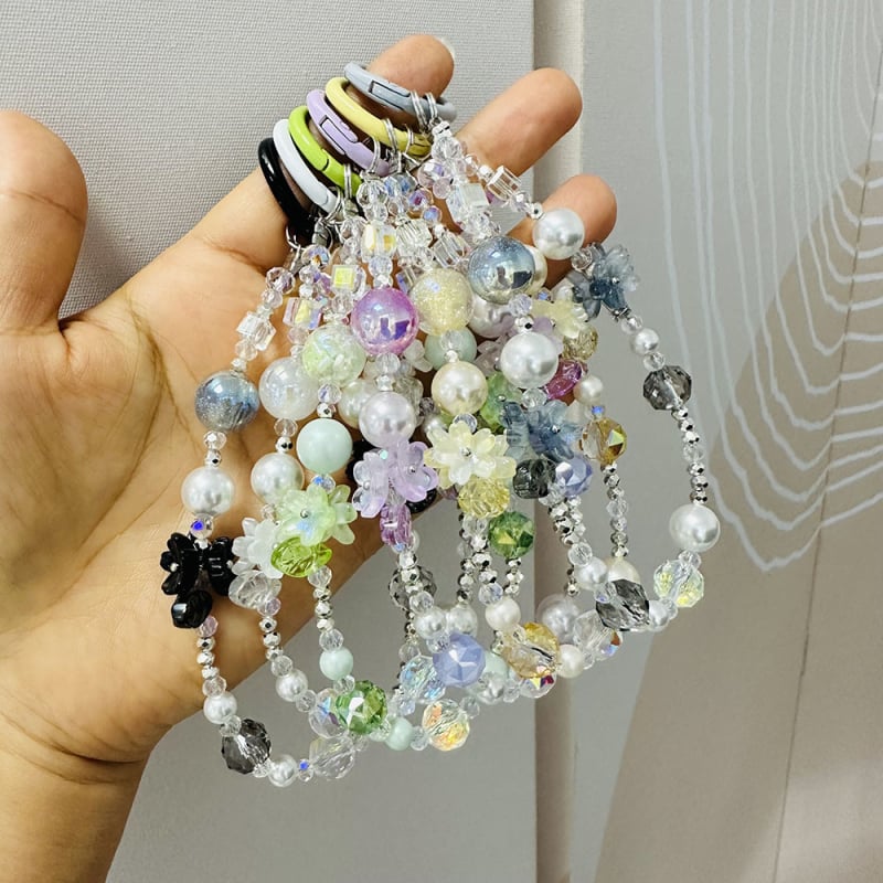 Atslēgu piekariņš un somas dekors ar pērlītēm, oriģinālais dizains, rokdarbi, modelis 71601, ziedu raksts, materiāls plastmasa/resīns