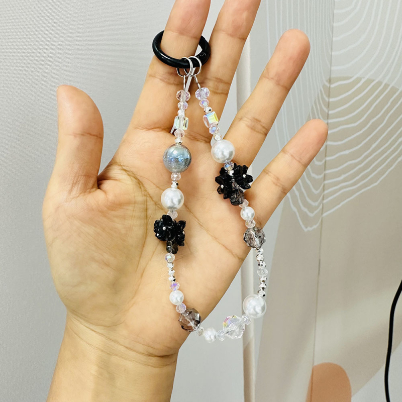 Atslēgu piekariņš un somas dekors ar pērlītēm, oriģinālais dizains, rokdarbi, modelis 71601, ziedu raksts, materiāls plastmasa/resīns