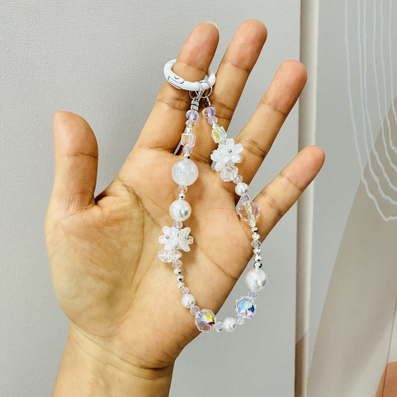 Atslēgu piekariņš un somas dekors ar pērlītēm, oriģinālais dizains, rokdarbi, modelis 71601, ziedu raksts, materiāls plastmasa/resīns