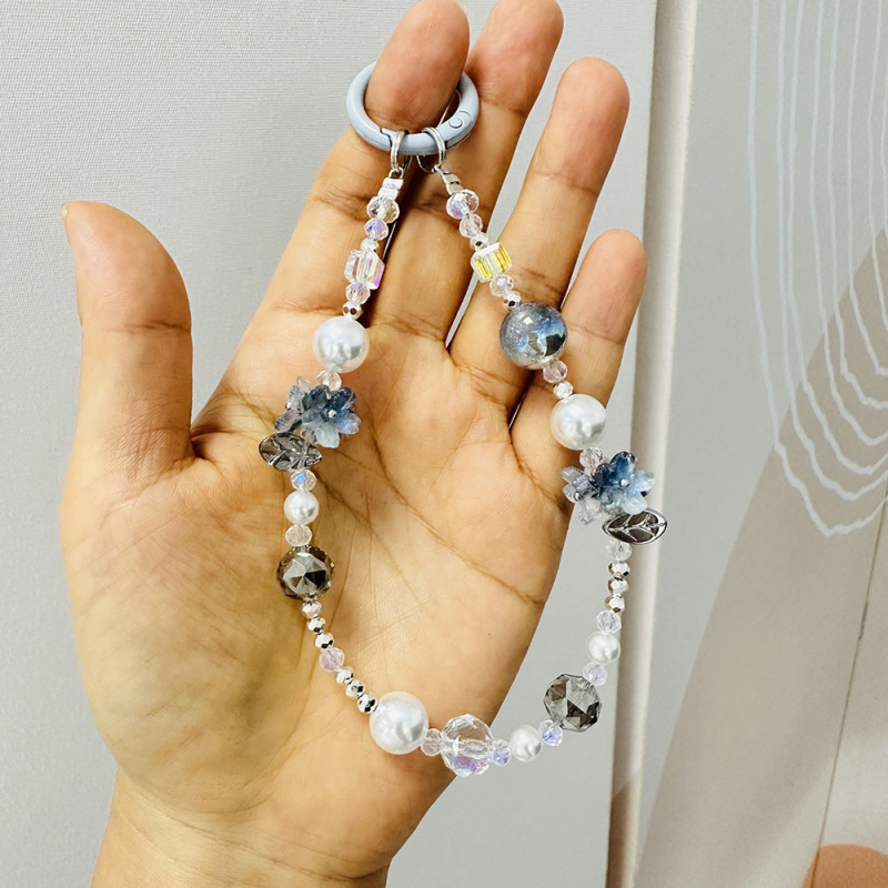 Atslēgu piekariņš un somas dekors ar pērlītēm, oriģinālais dizains, rokdarbi, modelis 71601, ziedu raksts, materiāls plastmasa/resīns