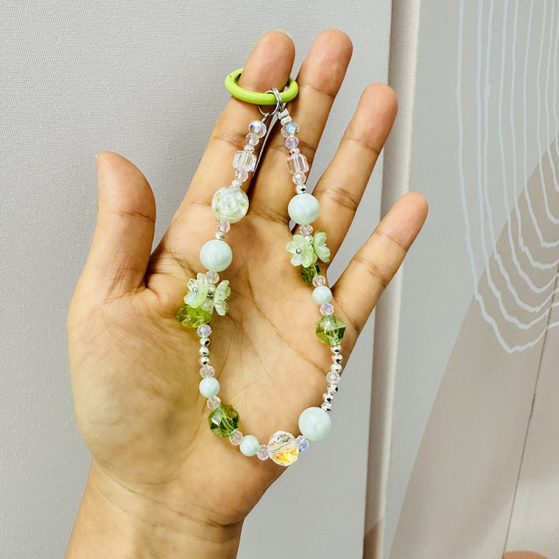 Atslēgu piekariņš un somas dekors ar pērlītēm, oriģinālais dizains, rokdarbi, modelis 71601, ziedu raksts, materiāls plastmasa/resīns