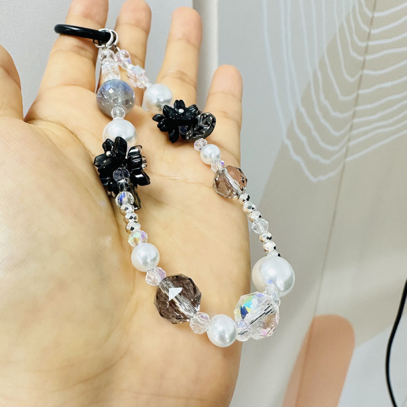 Atslēgu piekariņš un somas dekors ar pērlītēm, oriģinālais dizains, rokdarbi, modelis 71601, ziedu raksts, materiāls plastmasa/resīns