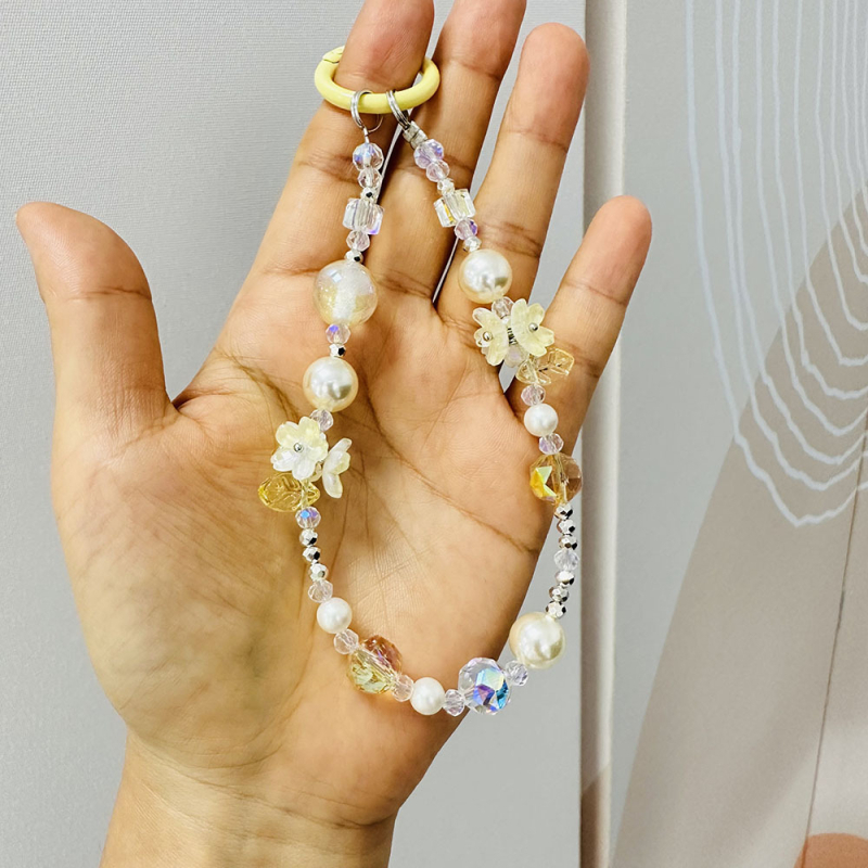 Atslēgu piekariņš un somas dekors ar pērlītēm, oriģinālais dizains, rokdarbi, modelis 71601, ziedu raksts, materiāls plastmasa/resīns