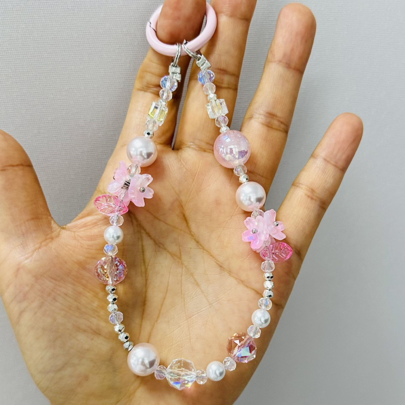 Atslēgu piekariņš un somas dekors ar pērlītēm, oriģinālais dizains, rokdarbi, modelis 71601, ziedu raksts, materiāls plastmasa/resīns