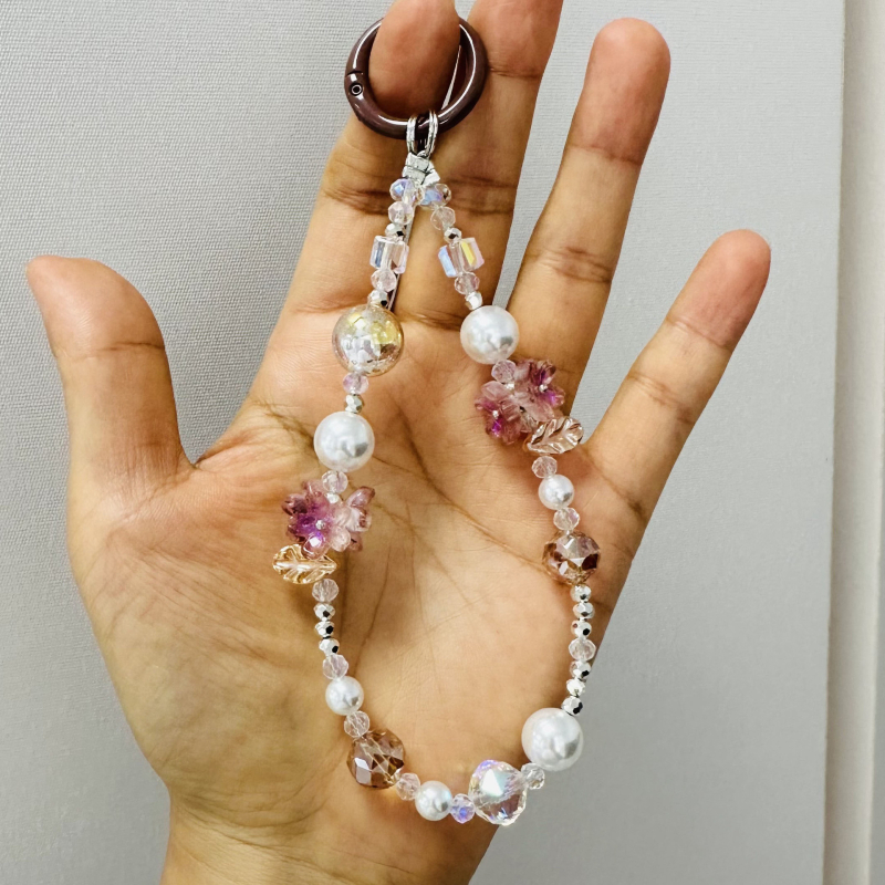 Atslēgu piekariņš un somas dekors ar pērlītēm, oriģinālais dizains, rokdarbi, modelis 71601, ziedu raksts, materiāls plastmasa/resīns