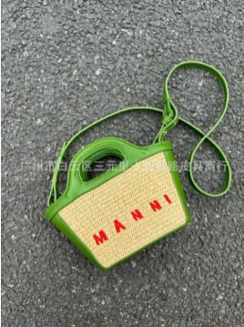 Rafijas austā soma, kofera formā, cilindriska forma, auduma oderējums, atvērta augšdaļa, pilsētas vienkāršais stils