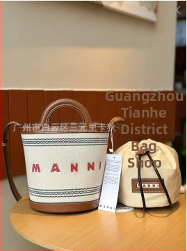 Rafijas austā soma, kofera formā, cilindriska forma, auduma oderējums, atvērta augšdaļa, pilsētas vienkāršais stils